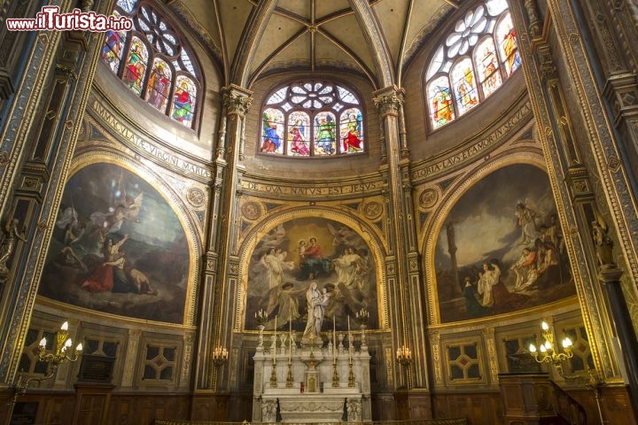 Immagine Saint Eustache, Parigi - Finemente decorata con vetrate e dipinti, questo edificio di culto cattolico è luogo di sepoltura di alcuni famosi personaggi francesi fra cui Scaramouche, Montesqieu, Madame de Pompadour e Jean Baptiste Colbert © photogolfer / Shutterstock.com