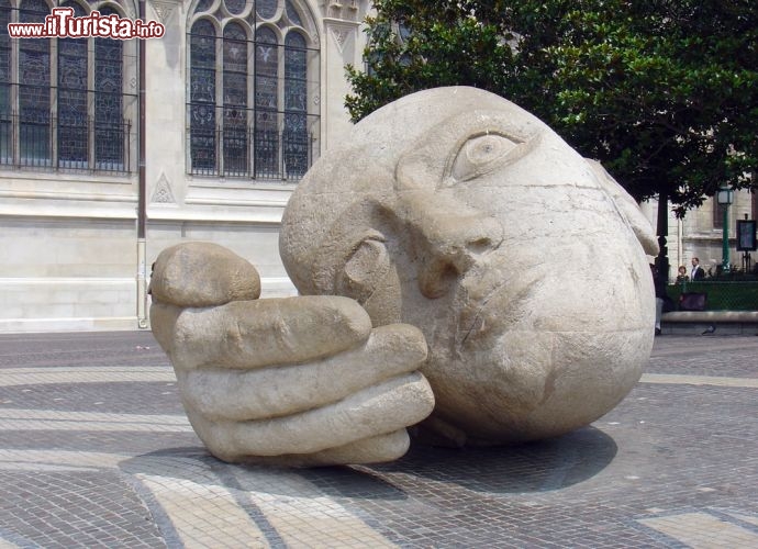 Immagine Scultura L'Ecoute a Saint Eustache, Parigi - Nella piazzetta antistante questa maestosa chiesa, che a detta di molti è seconda per bellezza solo a Notre Dame, si trova la scultura dell'artista Henri de Miller intitolata L'Ecoute. Si tratta di un interessante accostamento fra antico e moderno che paice ai parigini quanto ai turisti © Ekaterina Pokrovsky / Shutterstock.com