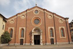 Facciata in mattoni della chiesa di Milano dedicat a Santa maria delle Grazie. Nel refettorio è ospitato il famoso affresco di Leonardo, l'ultima cena - © Renata Sedmakova ...