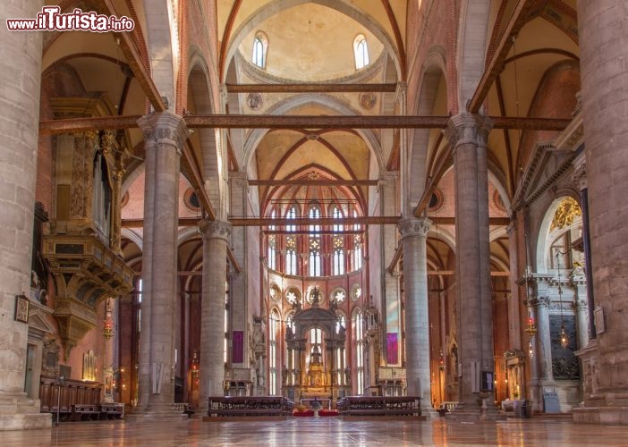 Immagine Navata Principale della Basilica dei Santi Giovanni e Paolo a Venezia - © Renata Sedmakova / Shutterstock.com