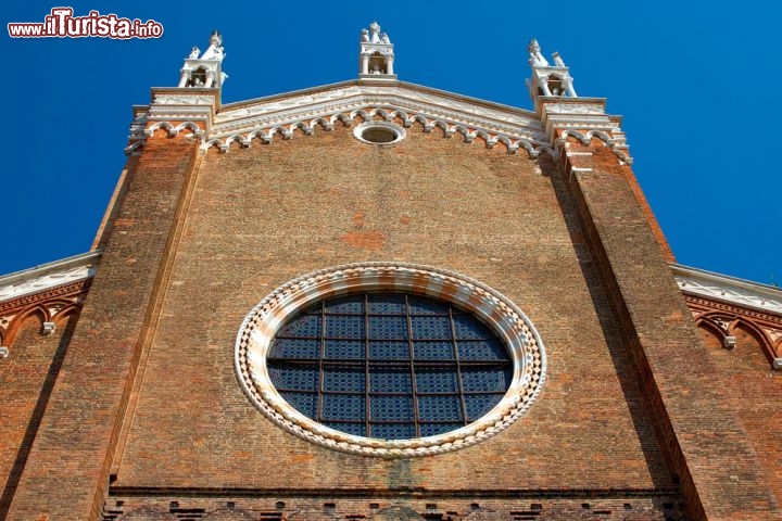 Immagine Venezia: la sobria facciata della Basilica dei Santi Giovanni e Paolo - © szabozoltan / Shutterstock.com