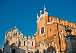 Il Complesso architettonico della Basilica dei SS Giovanni e Paolo e la vicina Scuola Grande di San Marco a Venezia - © David Ionut / Shutterstock.com