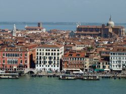 Fotografia aerea di Venezia Basilica: sullo sfondo l'imponente chiesa dedicata ai Santi Giovann e Paolo - © wjarek / Shutterstock.com