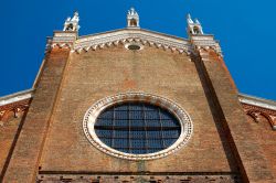 Venezia: la sobria facciata della Basilica dei Santi Giovanni e Paolo - © szabozoltan / Shutterstock.com