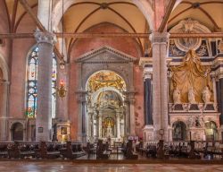 Il luminoso interno della gotica Basilica dei Santi Giovanni e Paolo di Venezia - © Renata Sedmakova / Shutterstock.com 