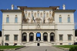 Il cosiddetto "Casino Borghese" ospita il Museo di Galleria Borghese a Roma, all'interno dell'omonimo parco della capitale d'italia - © Karel Gallas / Shutterstock.com ...