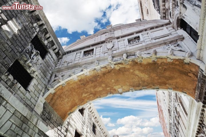 Immagine Cosi gli innamorati vedono e fotografano il Ponte dei Sospiri di Venezia - © Alexander Cher / Shutterstock.com