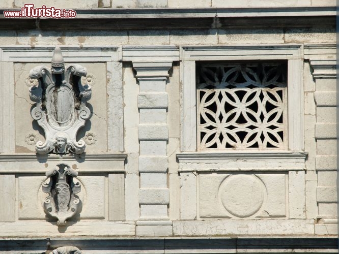 Immagine Dettaglio di una finestra sul Ponte dei Sospiri a Venezia - © wjarek / Shutterstock.com