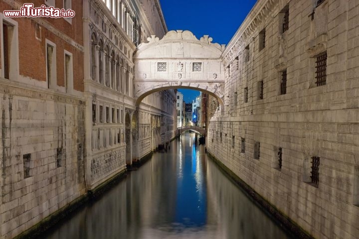 Immagine Fotografia notturna del Ponte dei Sospiri di Venezia - © Melodia plus photos / Shutterstock.com
