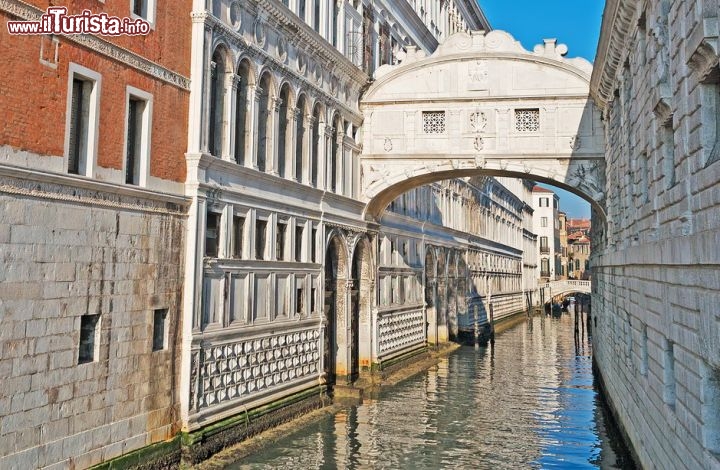 Immagine Il Ponte dei sospiri a Venezia, a fianco il grande Palazzo Ducale - © Gabriele Maltinti / Shutterstock.com