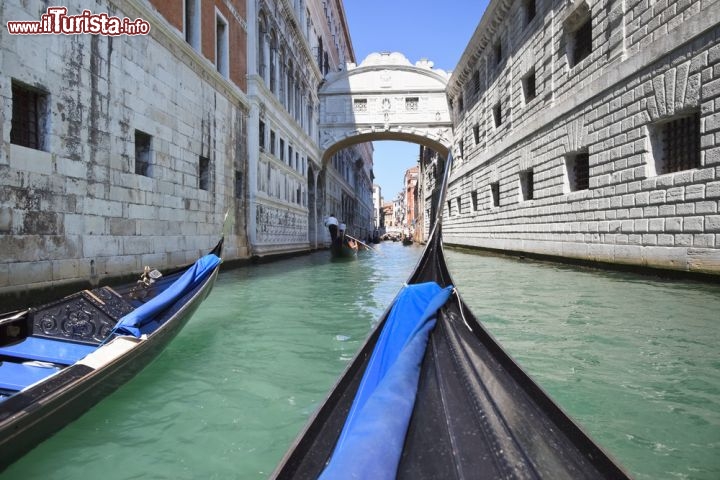 Immagine Venezia, il Ponte dei sospiri fotografato da una gondola in transito a fianco del Palazzo Ducale - © Alexander Cher / Shutterstock.com