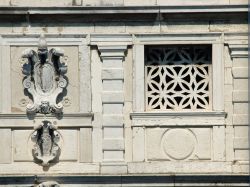 Dettaglio di una finestra sul Ponte dei Sospiri a Venezia - © wjarek / Shutterstock.com