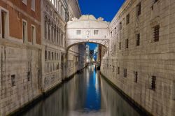 Fotografia notturna del Ponte dei Sospiri di Venezia - © Melodia plus photos / Shutterstock.com