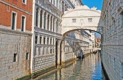 Il Ponte dei sospiri a Venezia, a fianco il grande Palazzo Ducale - © Gabriele Maltinti / Shutterstock.com