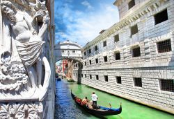 Tour in gondola a Venezia: il passaggio sotto al Ponte dei Sospiri è uno dei momenti più romantici dell'escursione - © leoks / Shutterstock.com