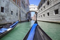 Venezia, il Ponte dei sospiri fotografato da una gondola in transito a fianco del Palazzo Ducale - © Alexander Cher / Shutterstock.com