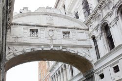 Zoom sul Ponte dei Sospiri, una vera leggenda di Venezia - © Rappholdt / Shutterstock.com