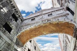 Cosi gli innamorati vedono e fotografano il Ponte dei Sospiri di Venezia - © Alexander Cher / Shutterstock.com