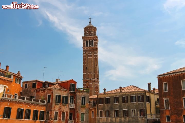 Immagine Unp dei campanili caratteristici di Venezia: la Basilica dei Frari nel sestriere di San Polo - © Nick_Nick / Shutterstock.com