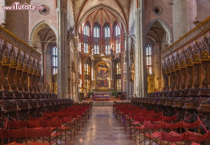 Immagine Coro ligneo all'interno della Basilica dei Frari a Venezia. E' chiamato come il "Coro dei Frati". - © Renata Sedmakova / Shutterstock.com