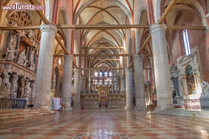 Immagine Interno della grande Basilica dei Frari di Venezia. Dopo San Marco è la chiesa veneziana con il maggior numero di opere d'arte - © Renata Sedmakova / Shutterstock.com