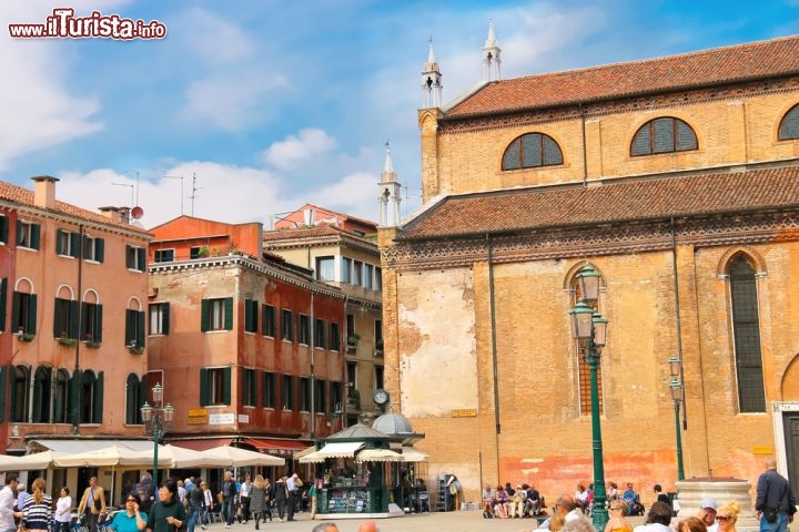 Immagine Piazza e basilica di Santa Maria Gloriosa dei Frari a Venezia - © Nick_Nick / Shutterstock.com