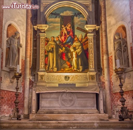 Immagine Quadro di Bernardino Licinio: lo trovate in una cappella di Santa Maria Gloriosa dei Frari a Venezia - © Renata Sedmakova / Shutterstock.com