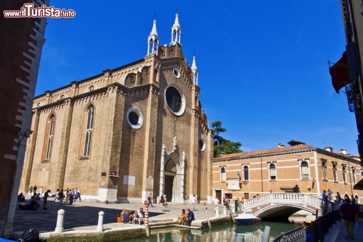 Immagine Sestriere di San Polo: uno scorcio con la Basilica di Santa Maria Frari a Venezia - © lapas77 / Shutterstock.com