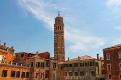 Unp dei campanili caratteristici di Venezia: la Basilica dei Frari nel sestriere di San Polo - © Nick_Nick / Shutterstock.com