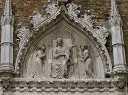 Dettaglio sui muri esterni della Basilica di Santa Maria Gloriosa dei Frari Venezia - © wjarek / Shutterstock.com