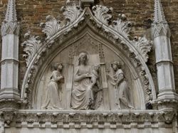 Dettaglio sui muri esterni della Basilica di Santa Maria Gloriosa dei Frari Venezia - © wjarek / Shutterstock.com