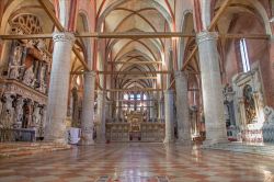Interno della grande Basilica dei Frari di Venezia. ...