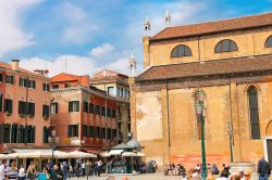 Piazza e basilica di Santa Maria Gloriosa dei Frari a Venezia - © Nick_Nick / Shutterstock.com 