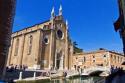 Sestriere di San Polo: uno scorcio con la Basilica di Santa Maria Frari a Venezia - © lapas77 / Shutterstock.com 