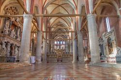 Interno della grande Basilica dei Frari di Venezia. Dopo San Marco è la chiesa veneziana con il maggior numero di opere d'arte - © Renata Sedmakova / Shutterstock.com