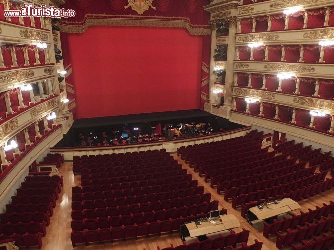 Immagine Milano, il Teatro alla Scala: fotografia dell'interno  senza il pubblico - © Palickap - CC BY-SA 4.0 - Wikimedia Commons.