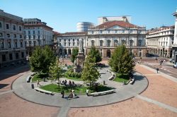 Piazza alla Scala e dullo sfondo il famso Teatro ...