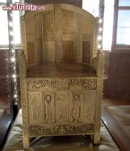 Immagine Cattedra vescovile di Massimiano, si trova all'interno dela museo Arcivescovile di Ravenna - © Perkele - Pubblico dominio - Wikimedia Commons.