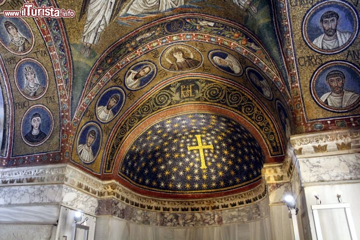 Immagine Fotografia dell' Abside e cielo stellato della Cappella di S'Andrea a Ravenna - © Incola - CC BY-SA 4.0 - Wikimedia Commons.