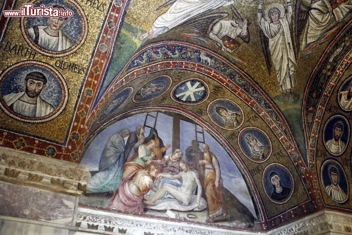 Immagine Lunetta di destra: ci troviamo nell'interno della Cappella di Sant'Andrea a Ravenna. Dello stesso complesso fa parte il Museo Arcivescovile - © Incola - CC BY-SA 4.0 - Wikimedia Commons.