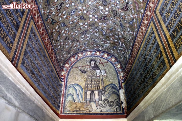 Immagine Il Mosaico di Cristo Guerriero: si trova nell'atrio della Cappella di Sant'Andrea a Ravenna - © Incola - CC BY-SA 4.0 - Wikimedia Commons.