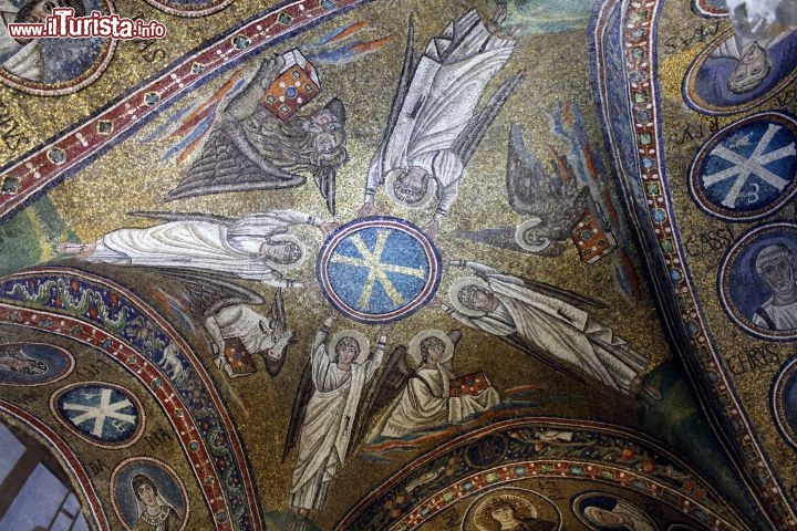 Immagine Mosaico della volta della Cappella di Sant'Andrea, la Cappella Arcivescovile di Ravenna  - © Ammit Jack / Shutterstock.com