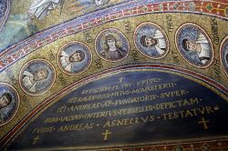 Dettaglio dei mosaici e inscrizione nella Cappella Aarcivescovile di Ravenna, conosciuta anche con il nome di Sant'Andrea - © Incola - CC BY-SA 4.0 - Wikimedia Commons.