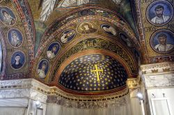 Fotografia dell' Abside e cielo stellato della Cappella di S'Andrea a Ravenna - © Incola - CC BY-SA 4.0 - Wikimedia Commons.