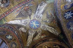 Mosaico della volta della Cappella di Sant'Andrea, la Cappella Arcivescovile di Ravenna  - © Ammit Jack / Shutterstock.com