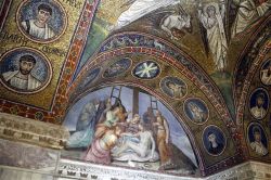 Lunetta di destra: ci troviamo nell'interno della Cappella di Sant'Andrea a Ravenna. Dello stesso complesso fa parte il Museo Arcivescovile - © Incola - CC BY-SA 4.0 - Wikimedia ...