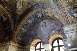 Lunetta di sinistra, con affresco e mosaici all'interno della Cappella Arcivescovile di Ravenna - © Incola - CC BY-SA 4.0 - Wikimedia Commons.