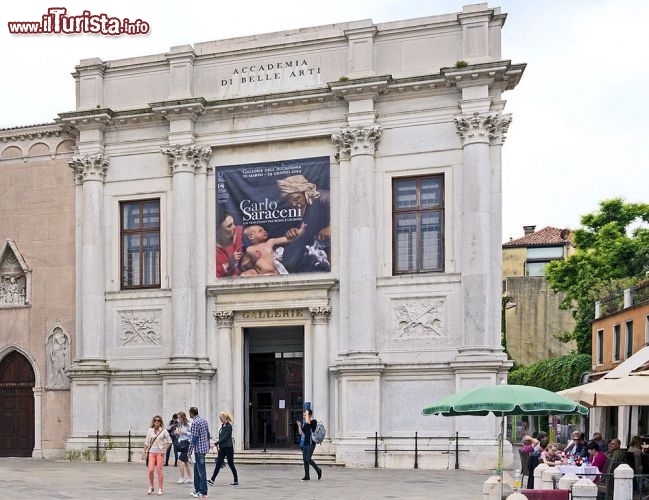 Immagine Ingresso delle Gallerie dell'Accademia a Venezia. Ci troviamo nel Sestriere di Dorsoduro, nei pressi del Ponte dell'Accademia, uno dei quattro ponti del Canal Grande - © Didier Descouens - CC BY-SA 4.0 - Wikimedia Commons.