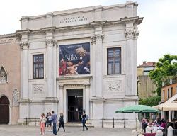 Ingresso delle Gallerie dell'Accademia a Venezia. Ci troviamo nel Sestriere di Dorsoduro, nei pressi del Ponte dell'Accademia, uno dei quattro ponti del Canal Grande - © Didier ...