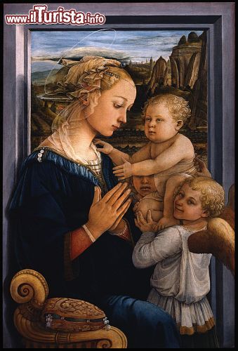 Immagine Filippo Lippi e la Madonna col Bambino con i due angeli alla Galleria degli Uffizi - Un'opera d'arte delicata e intima appartenente alla mano del Lippi. Lo stesso soggetto ecclesiastico è stato dipinto più volte nel corso dei secoli ma pochi sono riusciti a cogliere un'atmosfera sacra e dolce, degna del tema trattato.